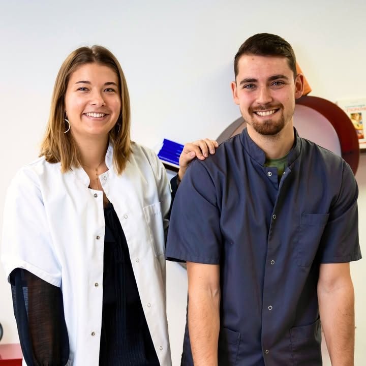 Marie Crépin et Yoann Bahuon, étiopathes, souriants dans leur cabinet